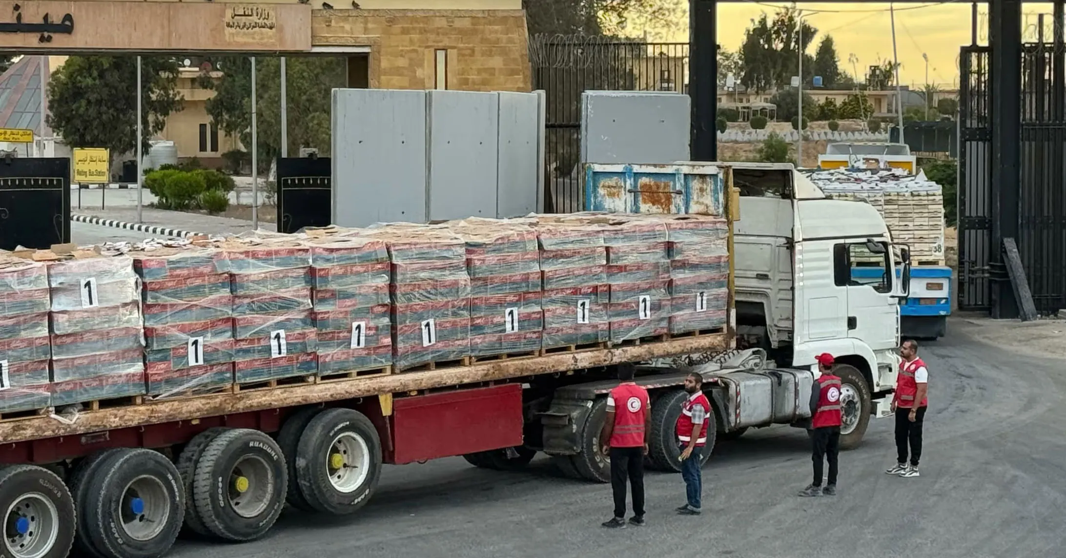 Longas filas de caminhões com mantimentos se formam na passagem de Rafah, na fronteira com o Egito.