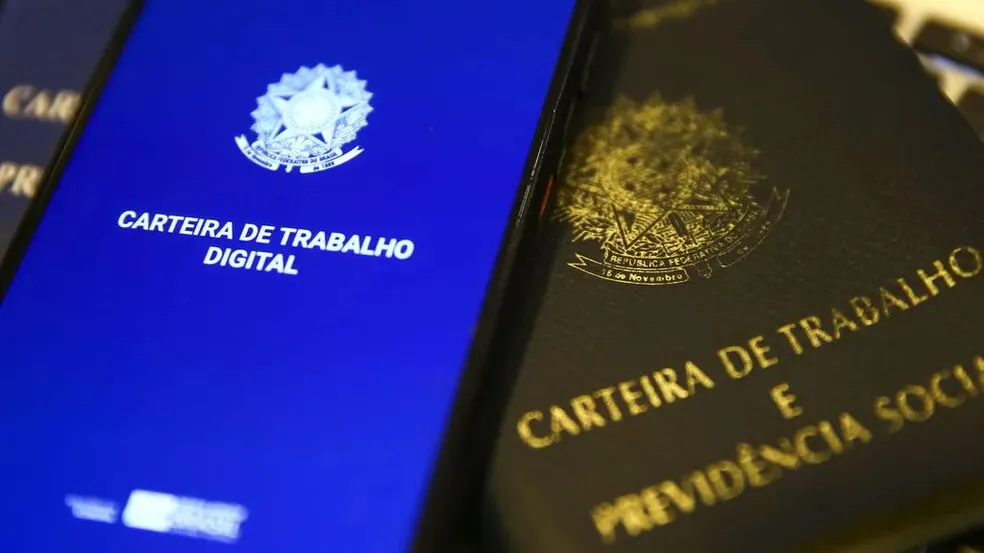 Foto da Carteira de Trabalho e Previdência Social (CTPS) nas versões digital e impressa.