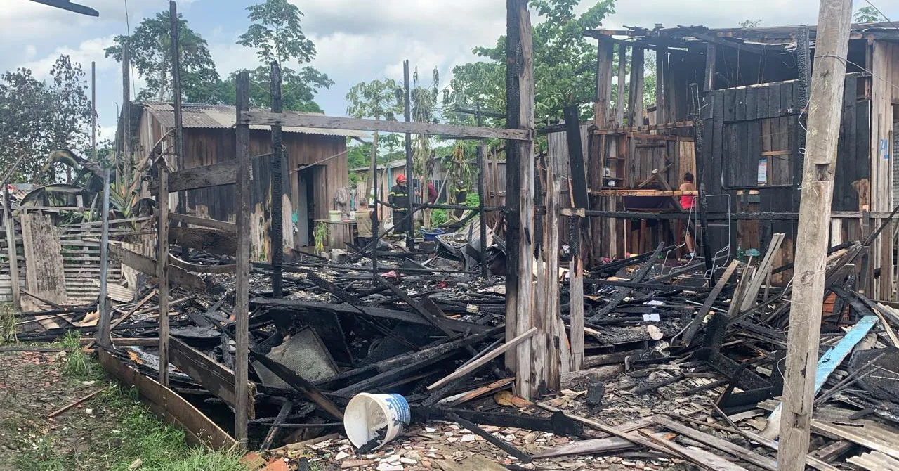 Casas de madeira ficam completamente destruídas após incêndio que atingiu área de invasão na Arthur Bernardes, no bairro do Telégrafo.