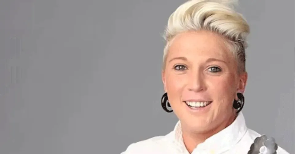 Mynie Steffens, chef e apresentadora sul-africana, morreu aos 43 anos em um acidente de helicóptero durante um voo agrícola na província de Eastern Cape.