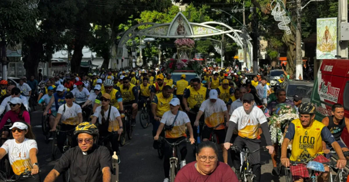 Milhares de fiéis percorrerem as principais avenidas da capital paraense em uma celebração que mistura devoção, esporte e tradição popular.