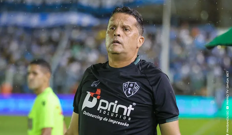 Claudinei Oliveira critica arbitragem após derrota do Paysandu para o CRB no Rei Pelé.