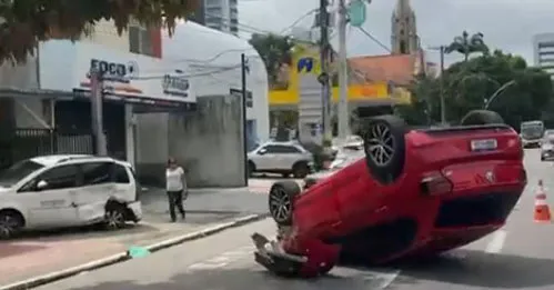 Veículo capotou após colisão na avenida Senador Lemos, em Belém; agentes da Segbel precisaram controlar o trânsito no local.