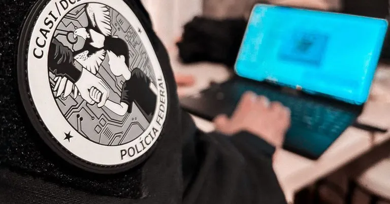 Durante as diligências, dois homens foram presos em flagrante por armazenarem material de abuso sexual infantojuvenil em seus celulares.