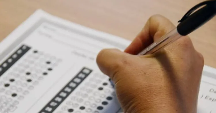 Para aqueles que desejam uma estratégia de progressão na carreira, os concursos de nível médio também podem servir como "concurso escada", para ganhar experiência.