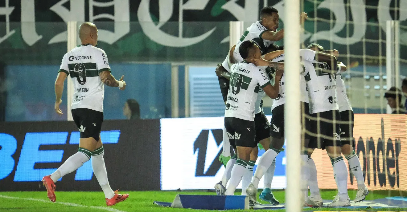 Jogadores do Coritiba comemoram gol na Curuzu, enquanto o Paysandu amarga mais uma derrota na Série B.