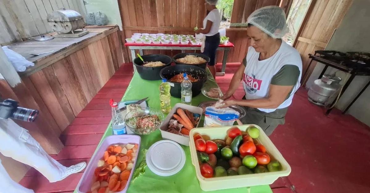Em meio à crise alimentar e climática, mulheres ribeirinhas do Combu garantem dignidade e alimento às comunidades das ilhas com o apoio da Rede de Alimentação Solidária
