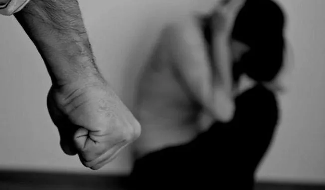 Mulher sofre violência doméstica em Outeiro, Belém. Caso gera revolta e reforça a urgência de medidas de proteção às vítimas.