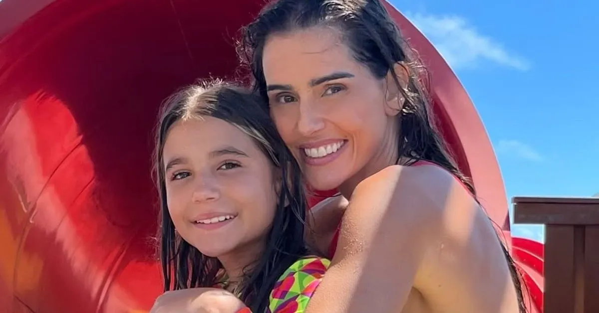 A atriz Deborah Secco e a filha, Maria Flor.