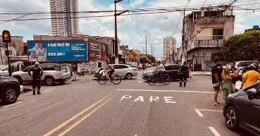 Deiveson Figueiredo compartilhou nas redes sociais imagens da sinalização de no local do acidente e acusa motorista de ter avançado a preferencial.