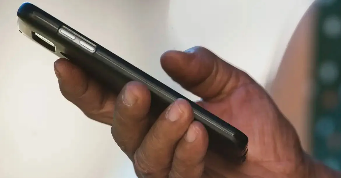Proprietários recebem seus celulares recuperados pela Delegacia da Terra Firme, após aparelhos terem sido furtados ou roubados.