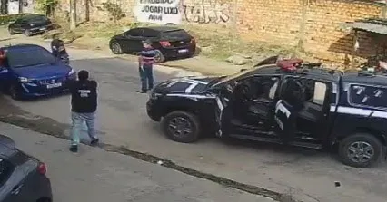 Imagens de circuito de segurança registraram o momento em que a viatura da DECRIF cercou o carro do delegado, que foi preso em Castanhal.