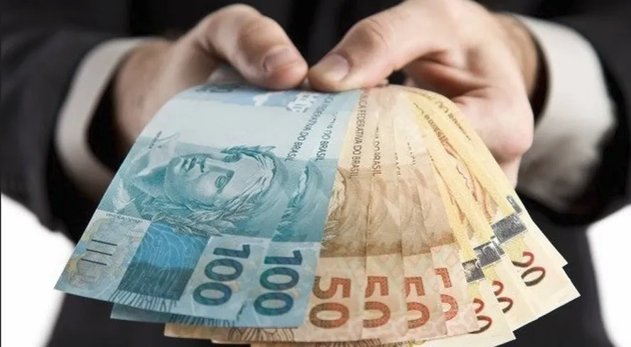 Famílias brasileiras enfrentam recorde de 10% da renda comprometida com juros, revelando crise de endividamento