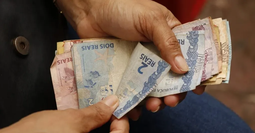 O Abono Salarial representa importante política pública de distribuição de renda, beneficiando milhões de trabalhadores brasileiros anualmente.