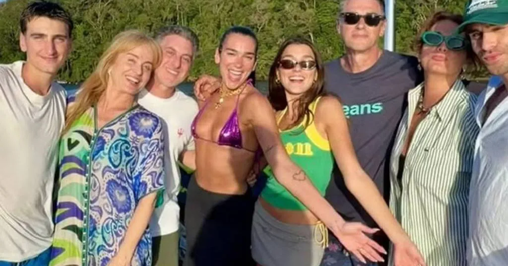 Dua Lipa aproveita passeio por Angra dos Reis ao lado de Luciano Huck, Angélica e familiares.