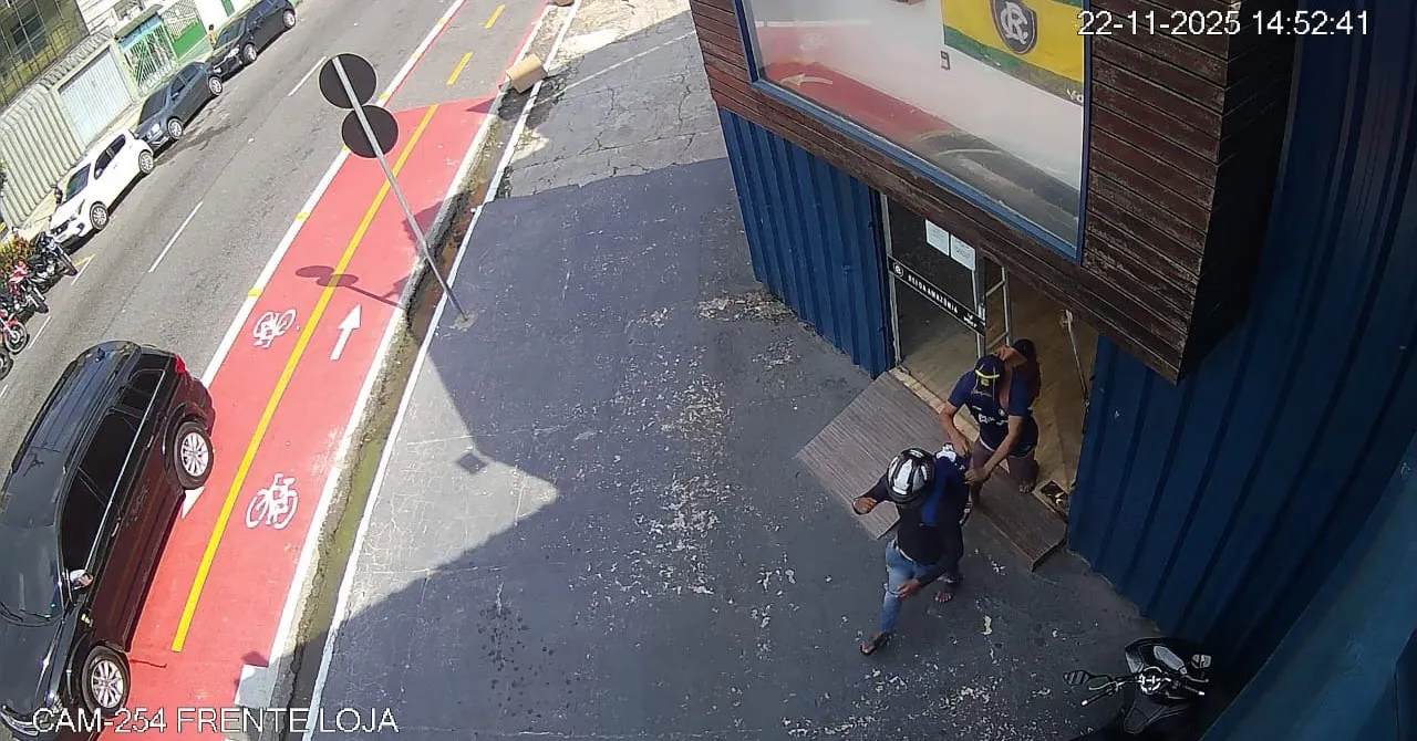 Câmeras registram suspeitos fugindo após assalto à loja oficial do Remo.