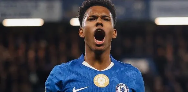 Brasileiro marcou um dos três da equipe inglesa.