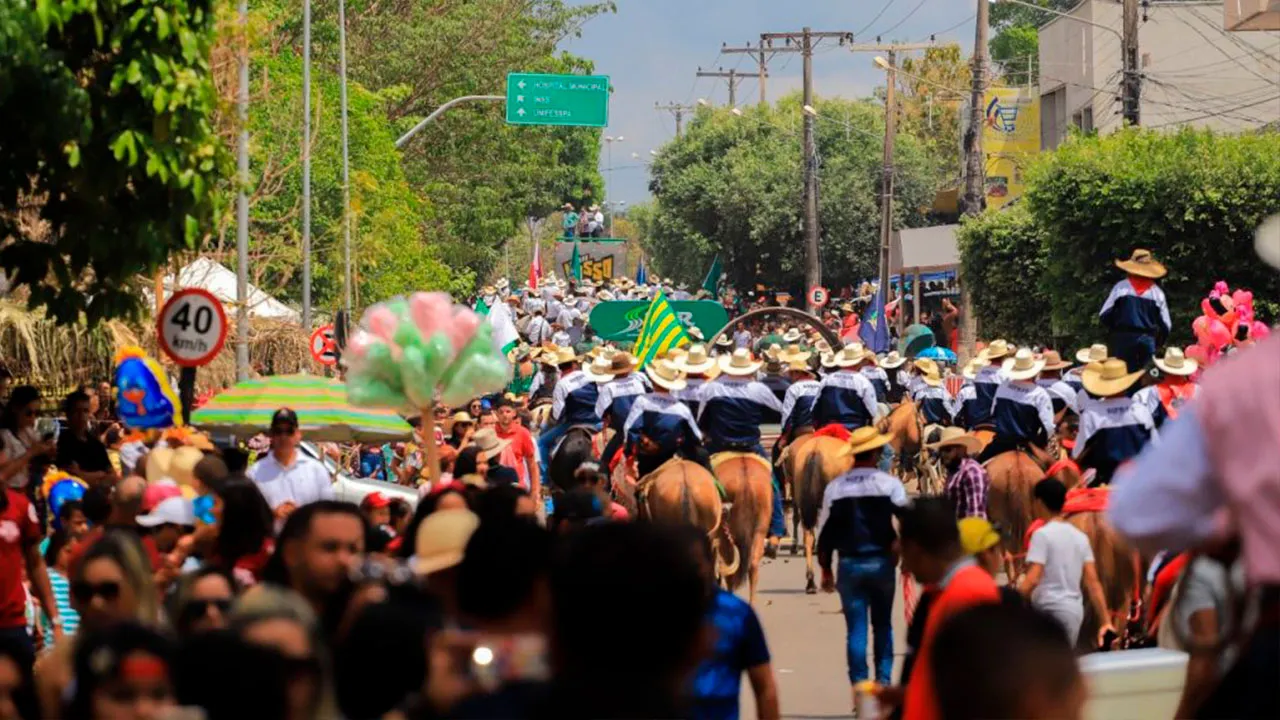 Grande cavalgada deu início à 26ª Feira Agropecuária de Xinguara, a FAX, neste sábado (30).