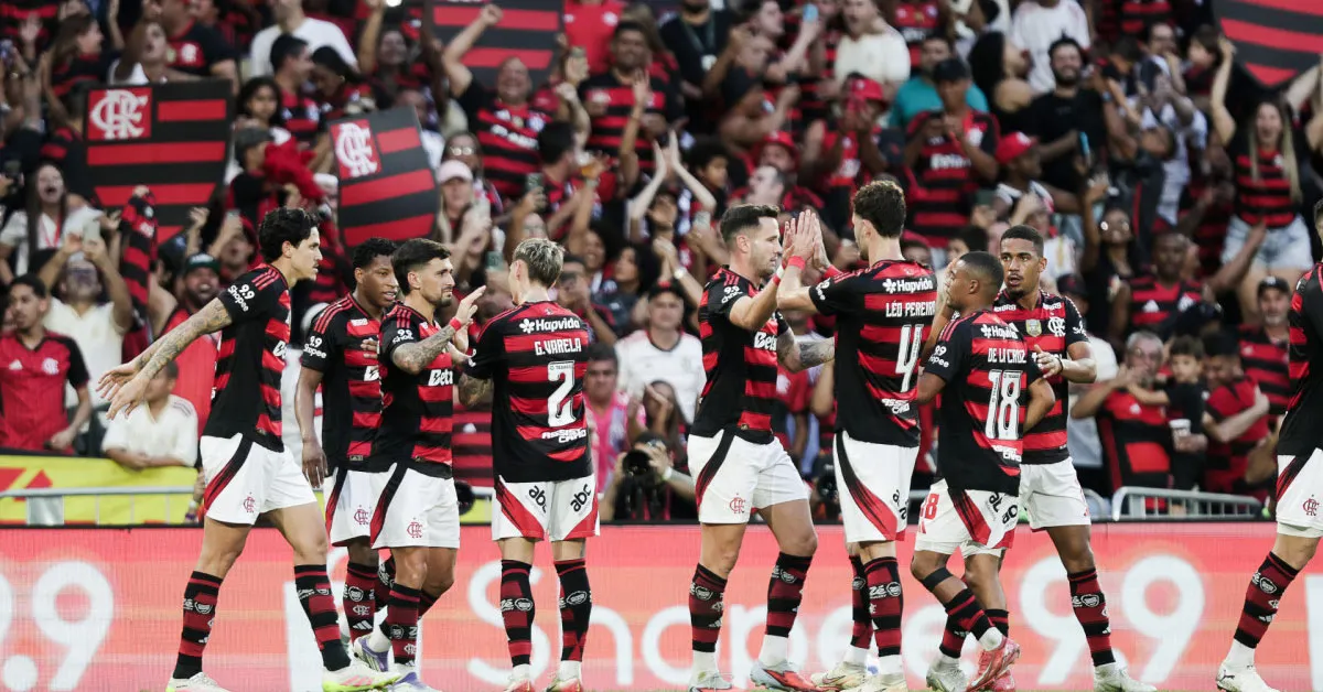 Arrascaeta comemora o gol que abriu o placar para o Flamengo contra o Grêmio, mas o Tricolor gaúcho conseguiu empatar nos minutos finais em cobrança de pênalti.
