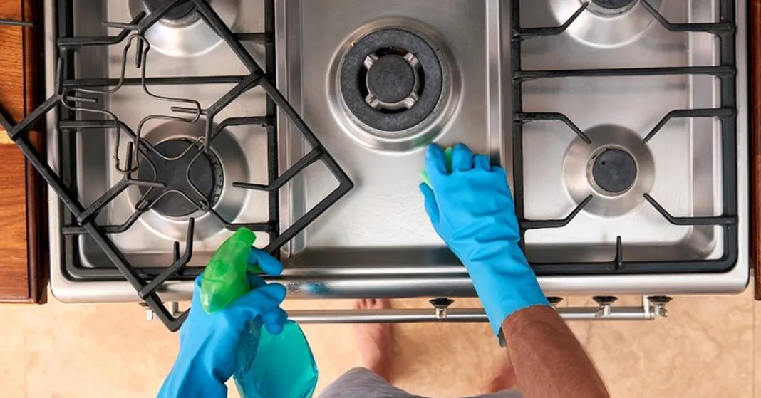 Aprenda a fazer uma mistura caseira que promete deixar o seu fogão brilhando.