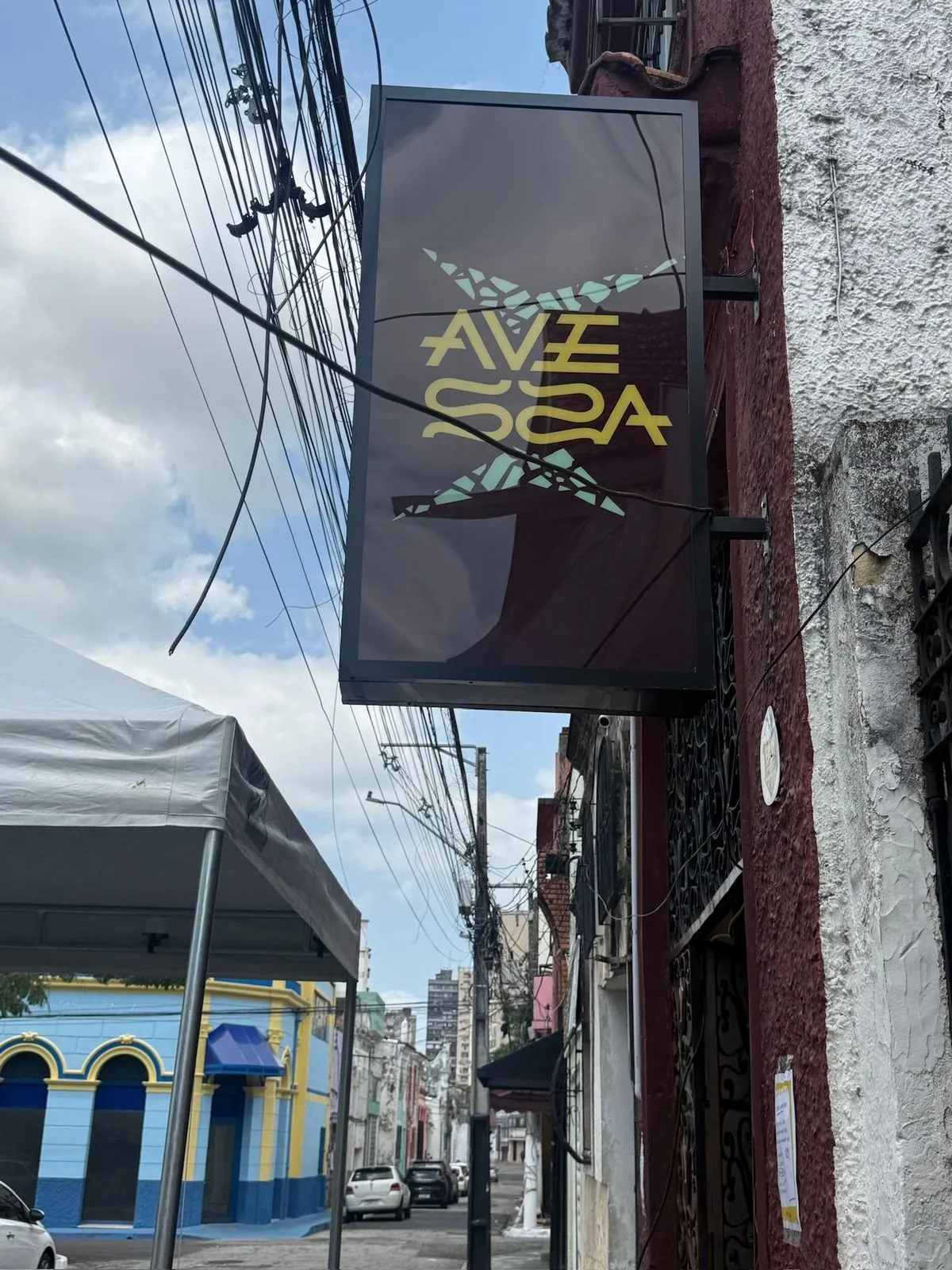 A Casa Avessa é um novo ponto de encontro que aposta no conceito de Amazônia Urbana — uma forma de vivenciar a cidade a partir de suas potências contemporâneas, conectando música, espaço público e identidade amazônica.