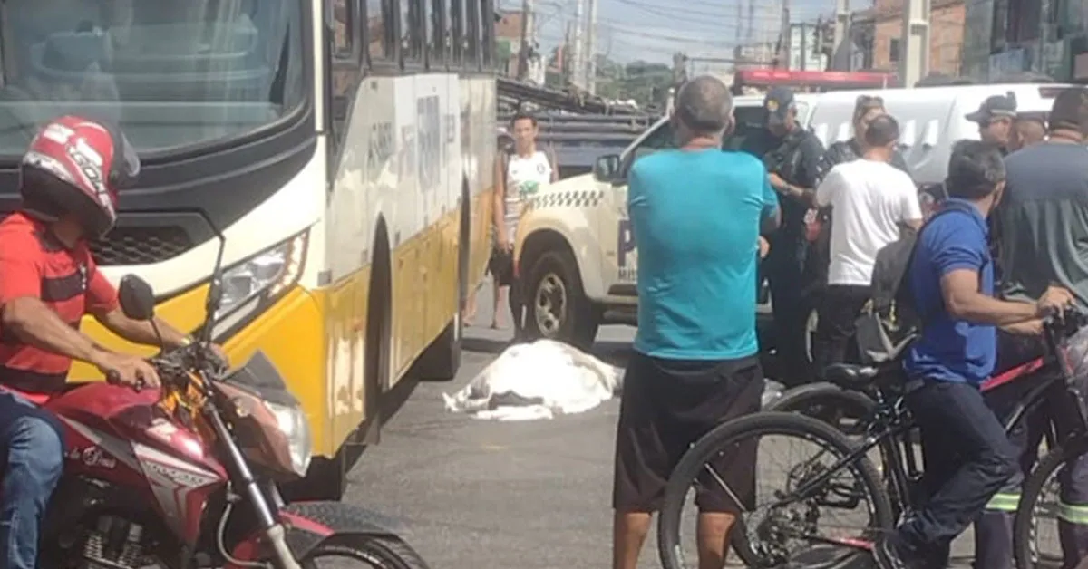 Local do acidente foi isolado pela Polícia Militar para o trabalho da perícia após a morte do motociclista