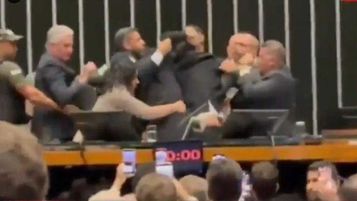 Imagens mostram o momento em que o Glauber foi retirado à força