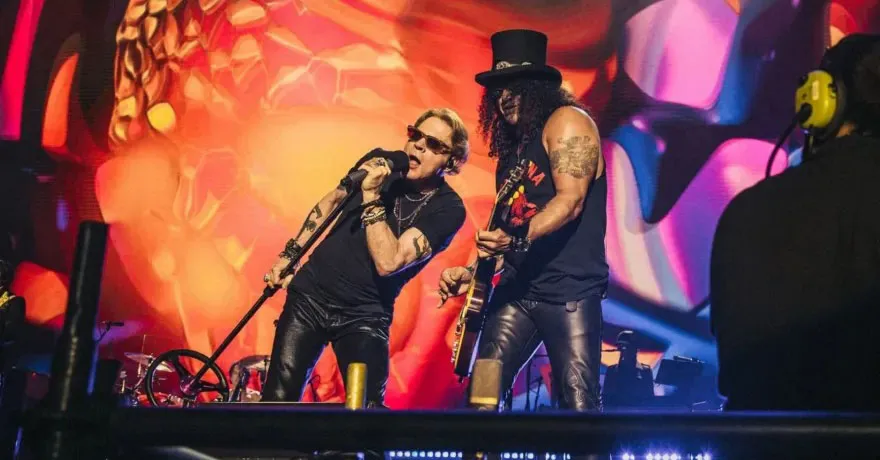 Axl Rose e Slash comandam o retorno do Guns N’ Roses ao Brasil, após anúncio de nova etapa da turnê com oito shows extras em abril de 2026.