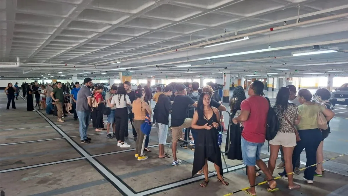 Embora a loja seja no segundo andar do shopping, a fila para o show estava chegando até o sexto andar do prédio.