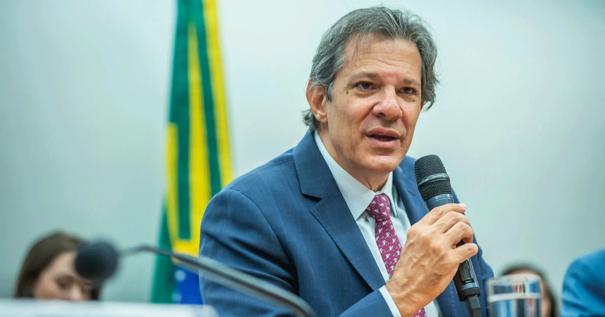 Ministro da Fazenda, Fernando Haddad, criticou duramente o relatório do deputado Guilherme Derrite sobre o PL Antifacção, afirmando que a proposta enfraquece o combate ao núcleo financeiro das facções criminosas.