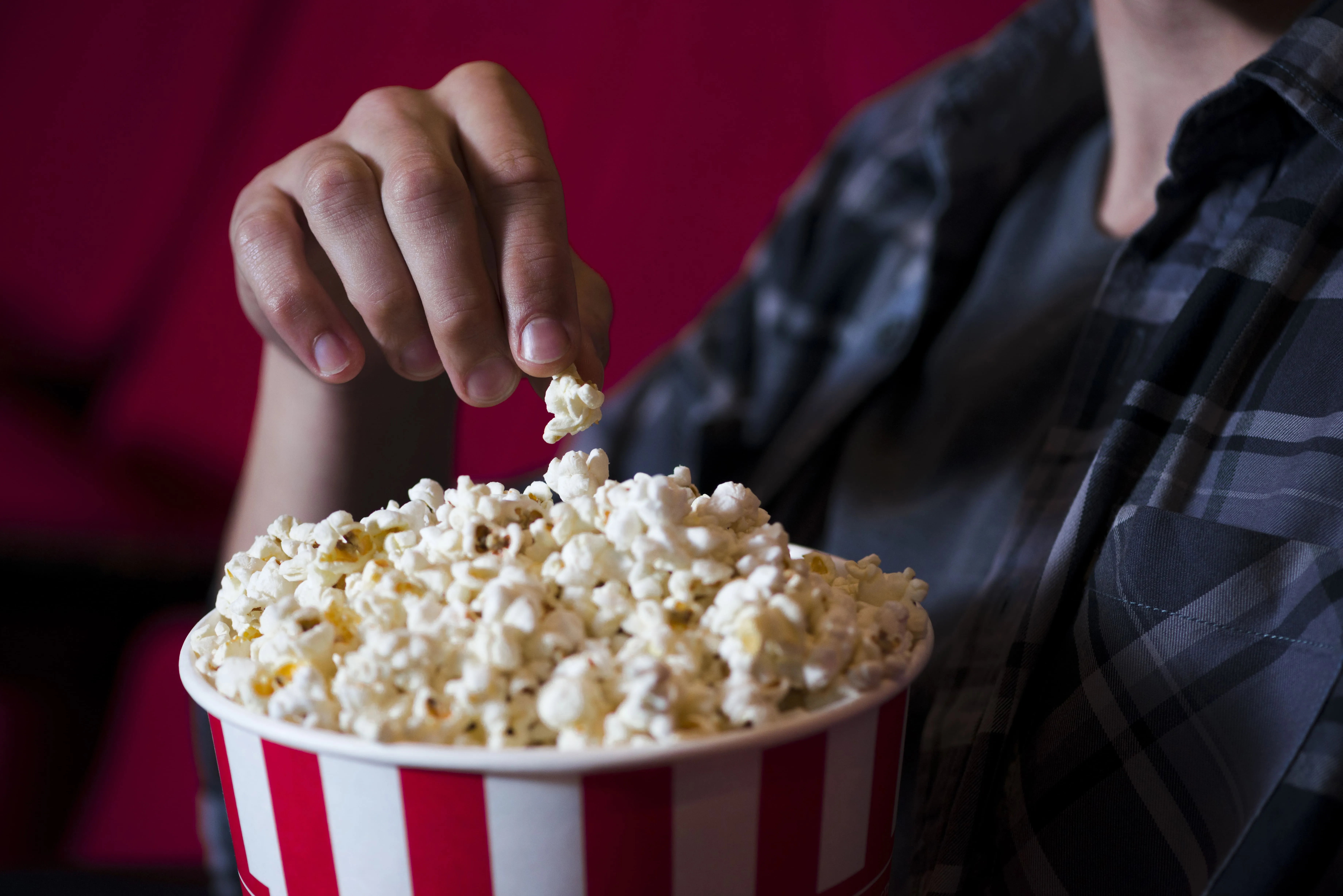 Entenda se cinemas podem barrar a entrada de alimentos e quais são seus direitos como consumidor. Informações sobre o Código de Defesa do Consumidor.