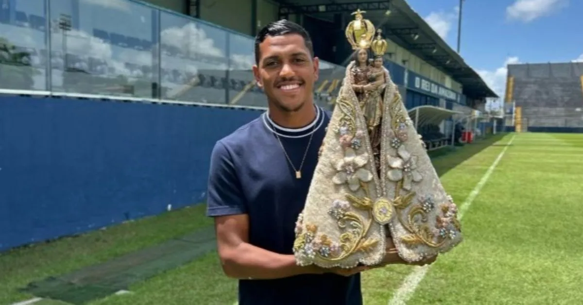 Atacante Pedro Rocha do Clube do Remo se prepara para sua primeira experiência no Círio de Nazaré em Belém