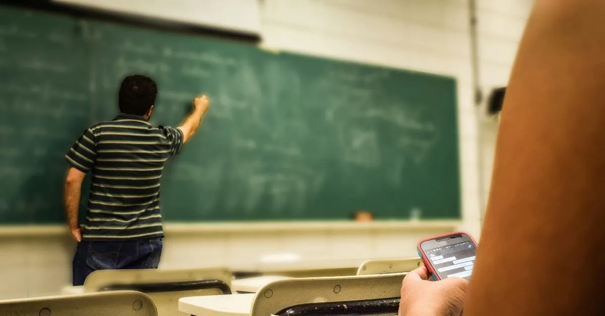 De acordo com levantamento da CNTE, 150 mil professores  da rede pública brasileira foram afastados de suas funções em 2023 por motivos relacionados à saúde mental.