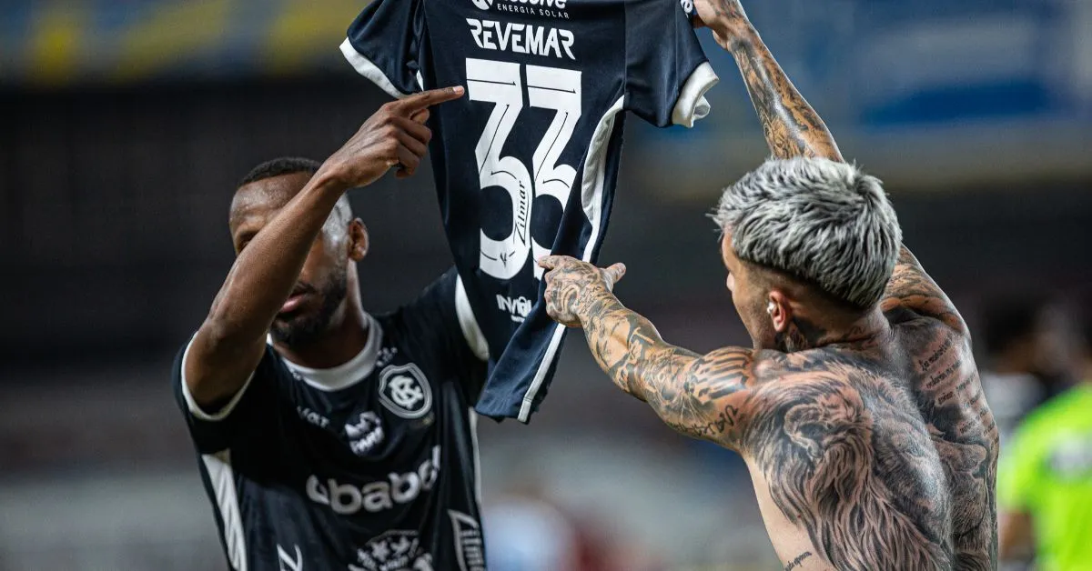 Diego Hernández (direita) brilha em clássico Re-Pa e faz história com gol simbólico na camisa 33