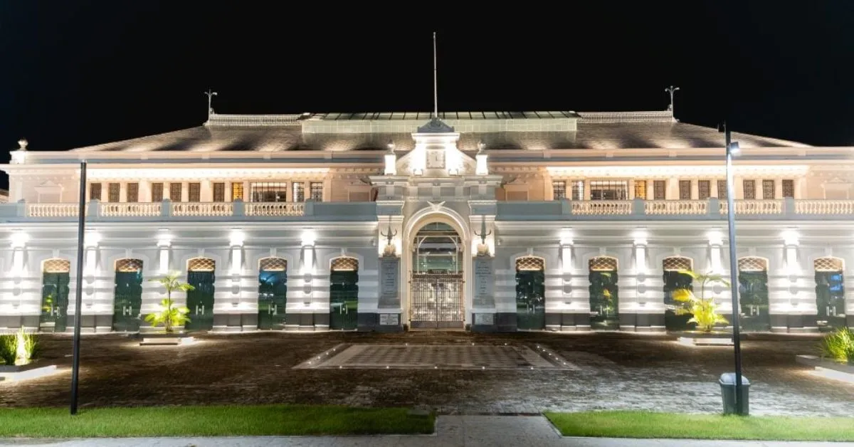 Espaço histórico de Belém reúne feira, lojas e polo gastronômico.