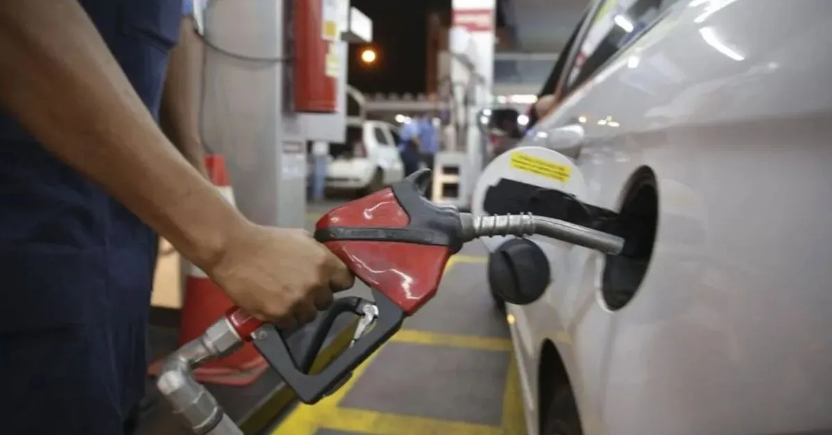 Redução no preço da gasolina nas refinarias pode impactar valor final nos postos a partir desta terça-feira (21)