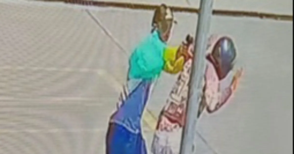 Clientes que estavam próximos correram para se abrigar enquanto os suspeitos fugiam em uma motocicleta.