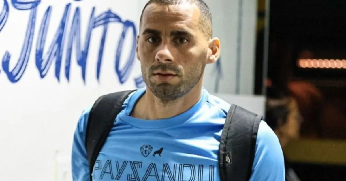 Paysandu enfrenta crise: Dudu Vieira tem contrato rescindido por atrasos salariais, enquanto protestos e problemas administrativos aumentam.