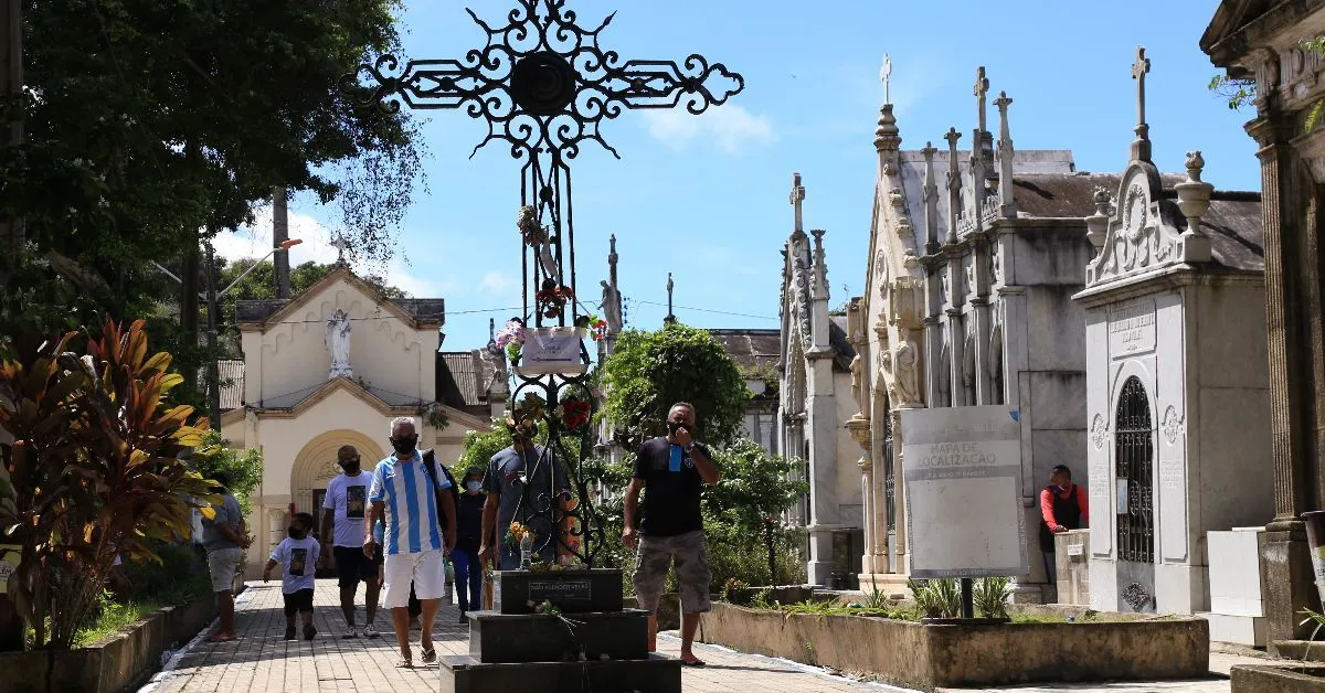 No Brasil, a data está ligada à origem de sua criação, sendo comemorado o Dia de Todos os Santos, em 1º de novembro, seguido, no segundo dia do mês, o momento de oração pela libertação das almas do purgatório.