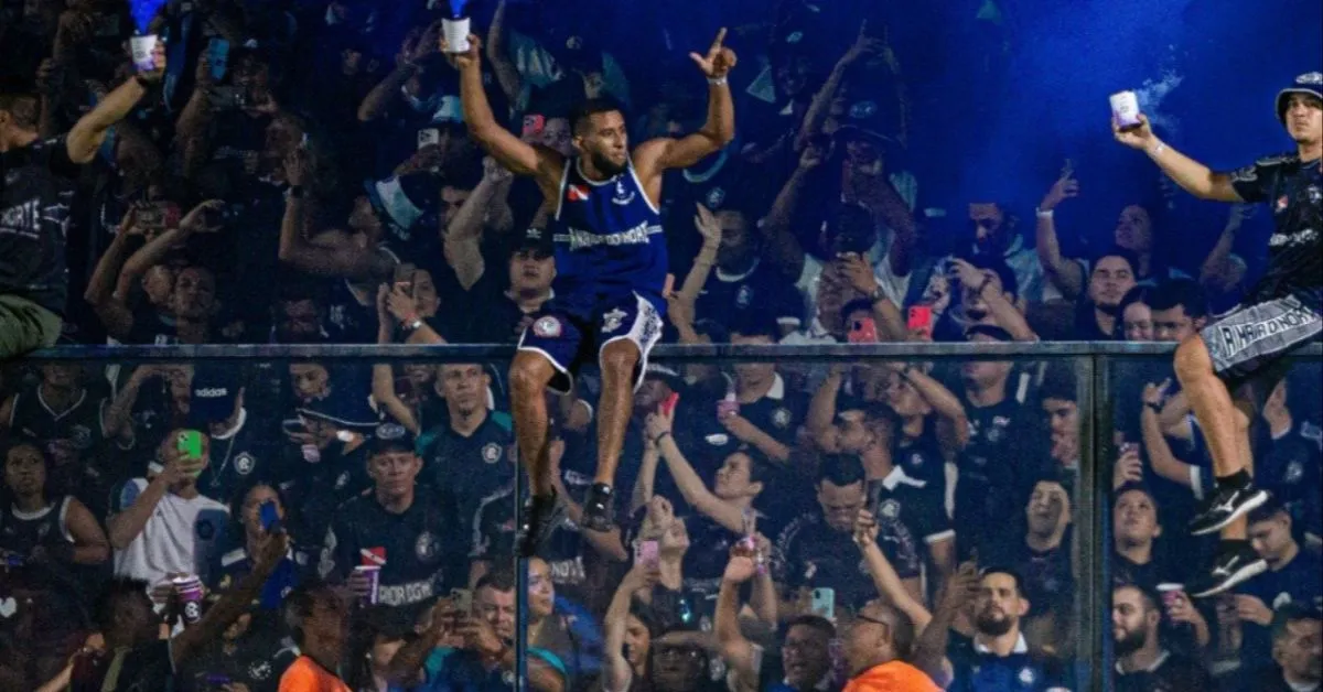 Entenda a polêmica do empate entre Remo e Chapecoense, com acusações de invasão de campo e arremessos, e a reação da FPF e CBF sobre a súmula.