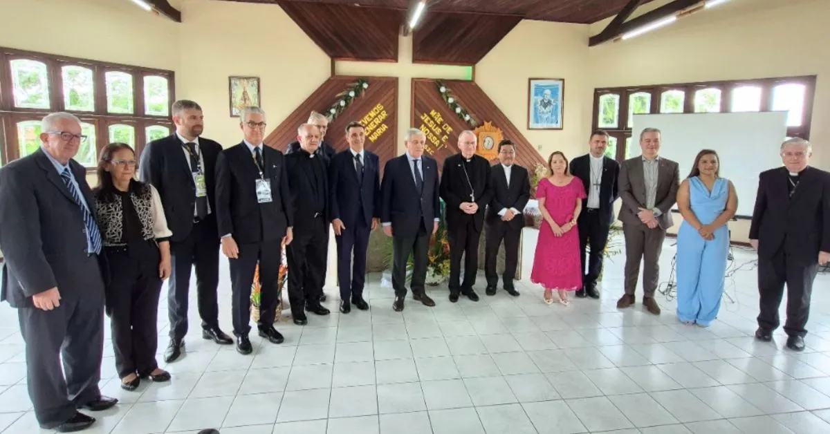 Representantes do Papa na conferência internacional.
