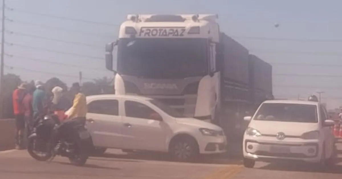 Um carro e um caminhão se chocaram no Viaduto do Coqueiro, em Ananindeua, região metropolitana de Belém.