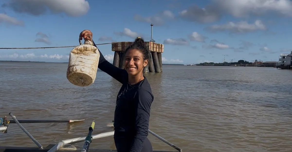 Atletas e integrantes do Clube do Remo realizaram atividades educativas nas margens da Baía do Guajará.