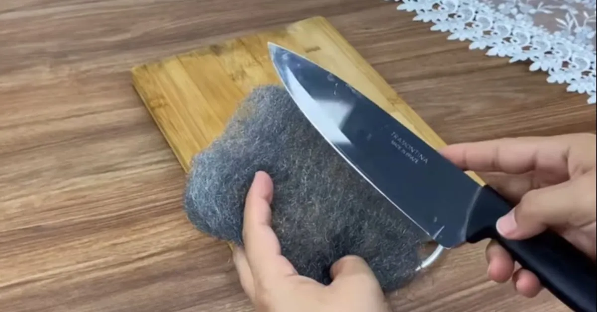 A palha de aço muito usada para lavar louça ou esfregar mancha na panela, tem uma função enorme na cozinha.