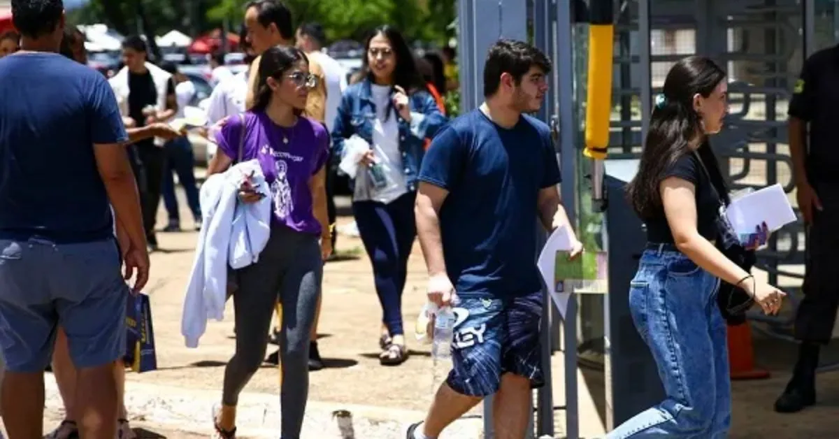 A duração do exame será de 5 horas e o término regular está agendado para as 18h30.