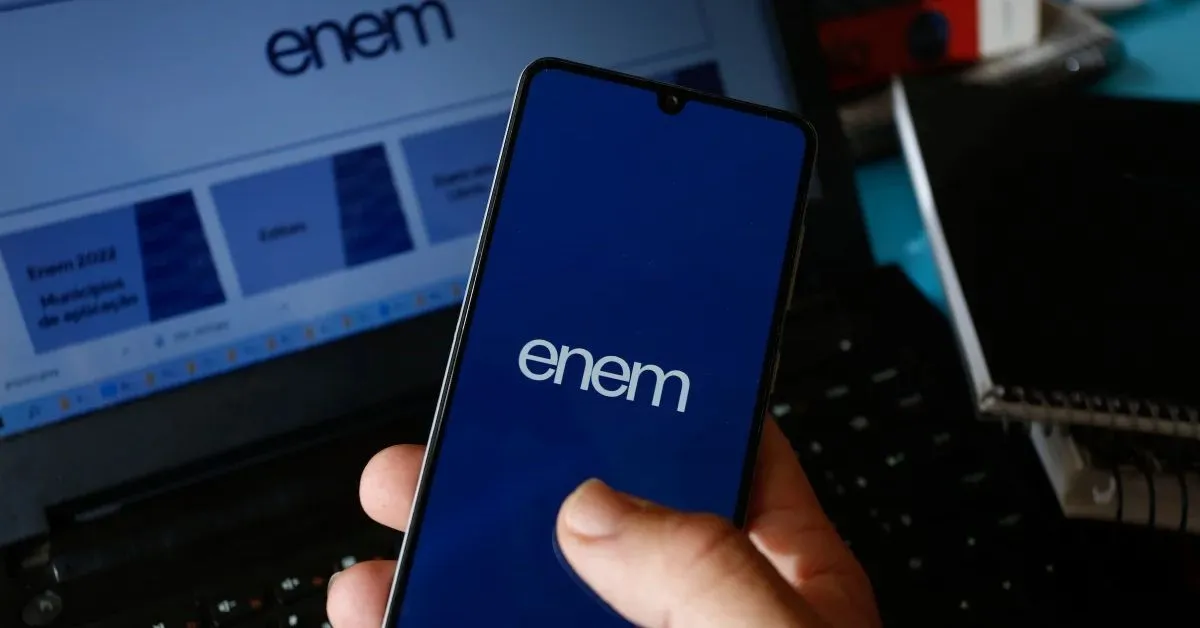 MEC anula 3 questões do Enem 2025 após vazamento em live.