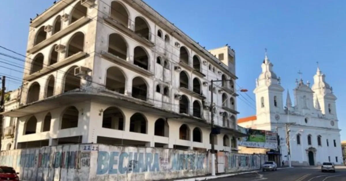 O prédio ficou conhecido como um dos maiores símbolos de abandono no centro histórico, em razão a um incêndio que marcou sua história ocorrida em agosto de 1999.