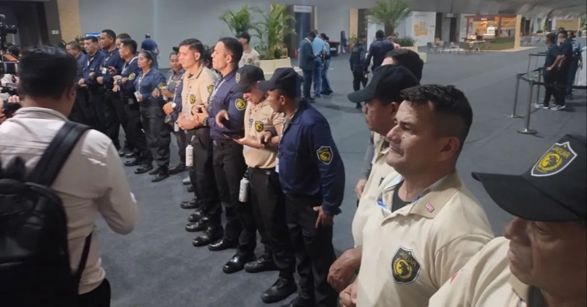 Funcionários iniciam limpeza na Blue Zone da COP 30 após incêndio.