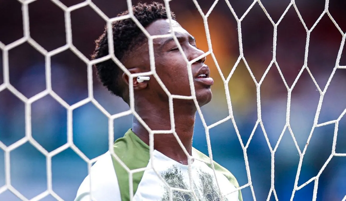 Indo de um gol até o outro, em silêncio, o atacante orava durante o aquecimento de Remo x Goiás.