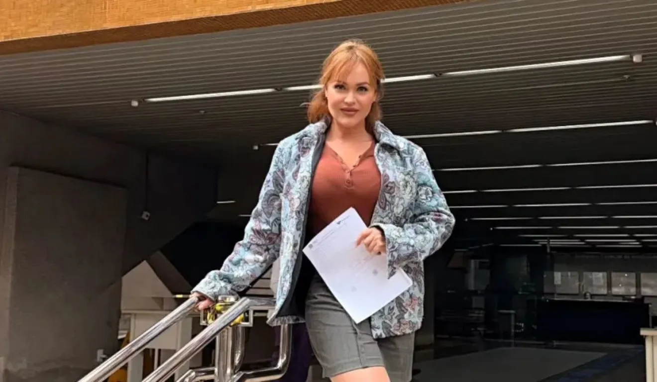 Gaby Spanic posa em frente à Receita Federal para celebrar a conquista do CPF no Brasil.